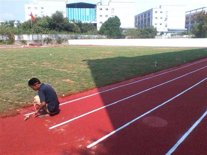 塑膠跑道建設步驟和突發情況